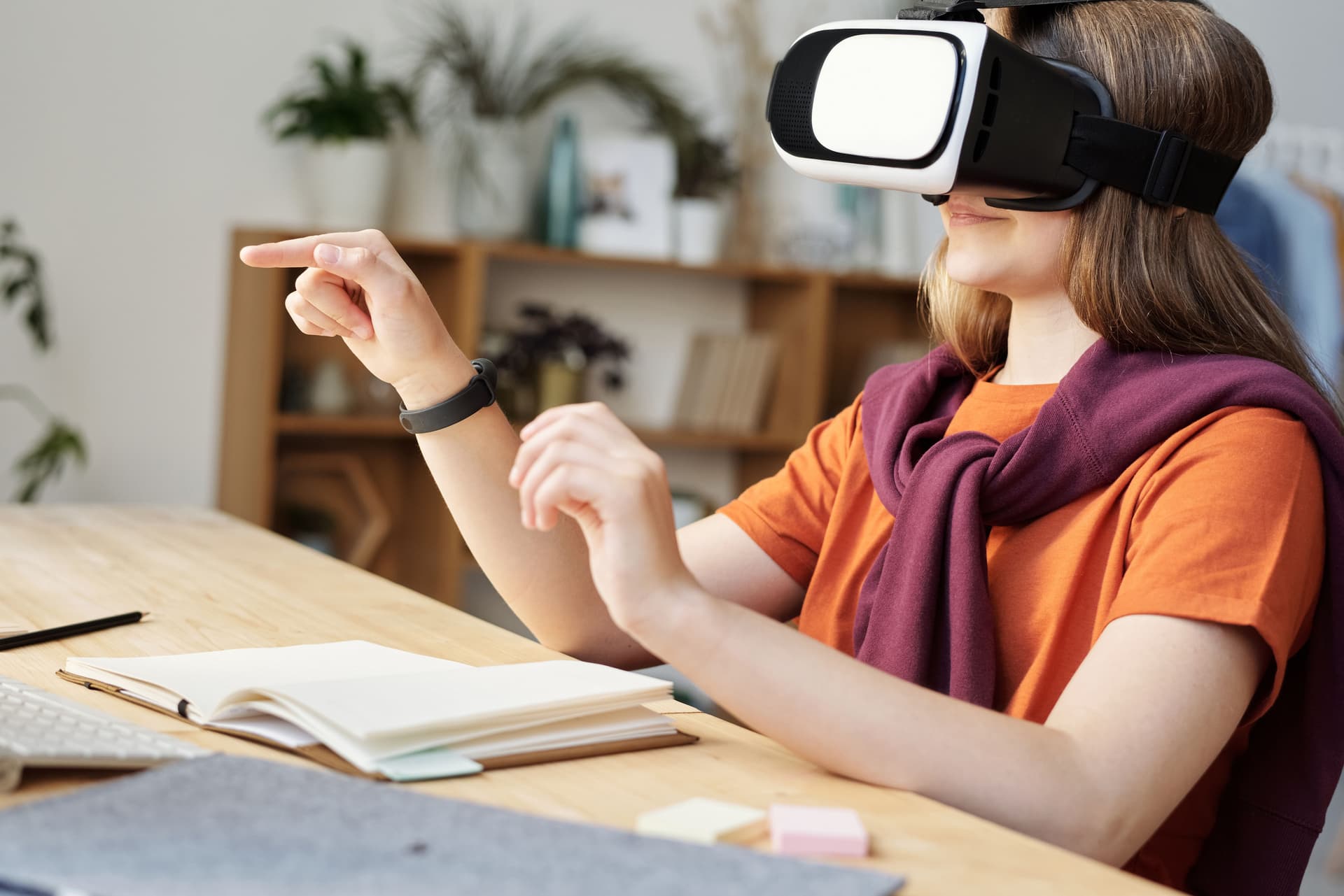 Apprenante utilisant un casque VR pour suivre une formation